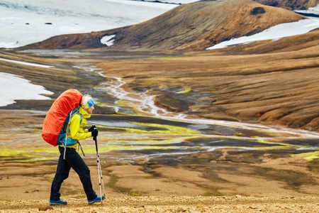 山中，冰岛的徒步旅行者