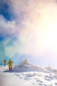 登山者是在雪上