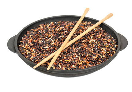 白底筷子煎锅中的黑米