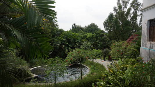 美丽的花园与吉隆坡的喷泉和柱柱