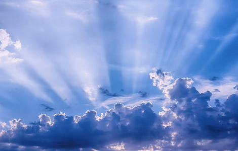 阳光透过云层流图片