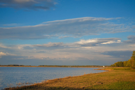 蓝天倒映在平静的湖水图片