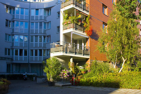 德国柏林2018年9月26日 柏林克罗伊茨贝格区现代公寓楼可爱庭院