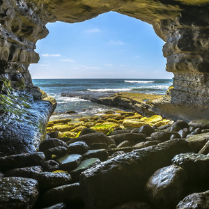 拉霍拉一个岩洞内的海景形式