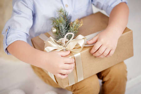 孩子的手拿着礼品盒。复制空间。圣诞节, 新年, 生日概念
