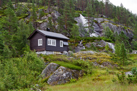 传统的挪威木屋与太阳能电池板在挪威山