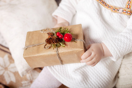 孩子的手拿着礼品盒。复制空间。圣诞节, 新年, 生日概念