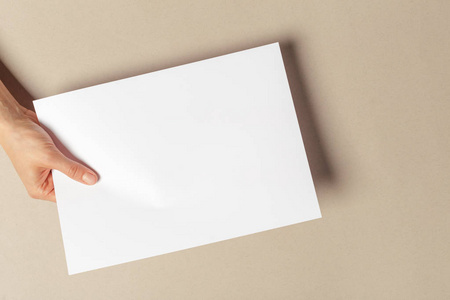 手持纸 a4 尺寸照片