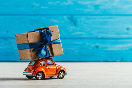 玩具车特写镜头与礼品盒在蓝色木背景