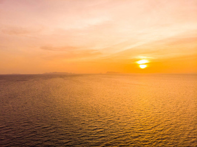 美丽的热带海滩和海岛海的鸟瞰在日落时间为旅行和假期