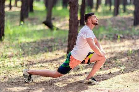运动员跑步前伸展双腿。健康, 健身, 健康的生活方式。运动, 有氧运动, 锻炼概念