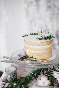 美丽的婚纱圆与花卉装饰蛋糕