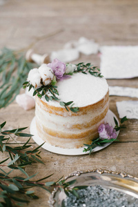 图形艺术的美丽婚礼书法卡和圆蛋糕与花卉装饰