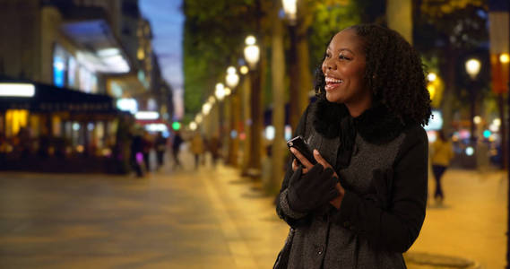 繁忙的城市街道上的人在斑马线晚上繁忙的城市街道人在斑马线上晚上