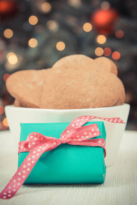 老式照片 包装礼物 gingerbreads 和圣诞树背景灯