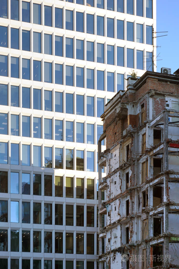 在现代商务中心摩天大楼的背景下摧毁了旧建筑