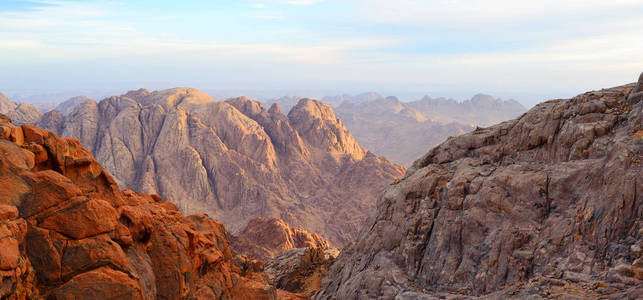 摩西出埃及日出时从摩西山到埃及西奈山的鸟图照片