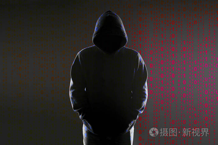 黑客的剪影在黑色与二进制代码在背景