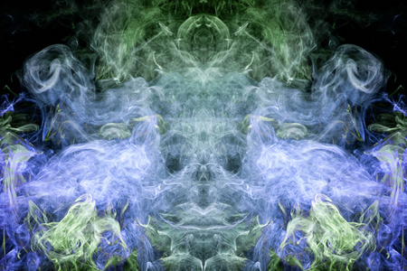 梦幻印花服装 t恤衫, 运动衫。五颜六色的绿色和蓝色烟雾在头骨的形式, 怪物, 龙在一个黑色孤立的背景。从 vap 烟雾的背景