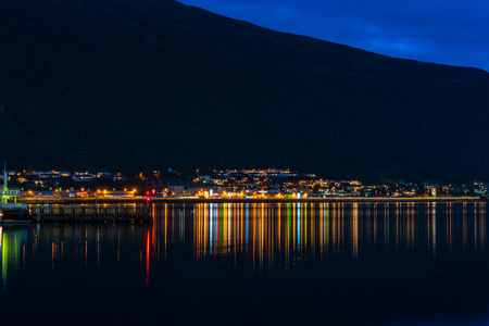 横跨 Tromsoysundet 海峡的夜景与 Tromsdalen 在内地长期曝光