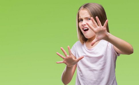 年轻美丽的女孩在孤立的背景下害怕和恐惧的表情用手停止手势, 在休克