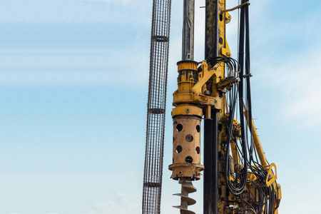 液压钻床是钻孔灌注桩施工现场的钻孔照片