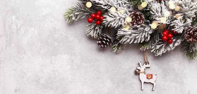 圣诞节装饰与节日古董装饰品在质朴的木质背景和雪, 红色球, 礼品盒与复制空间顶部视图