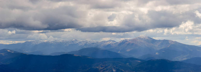 Chornohora 山脉的宽广全景, 它的马刺和山峰覆盖着在喀尔巴阡山脉的第一场雪, 在秋天多云日, 乌克兰