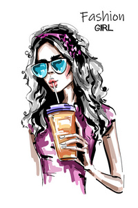 手绘美丽的年轻女子与塑料杯。时尚优雅的女孩喝果汁。时尚女性肖像。素描