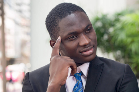 经理, ceo 的思想, 规划, 找到好主意;年轻的成年非洲人模型照片