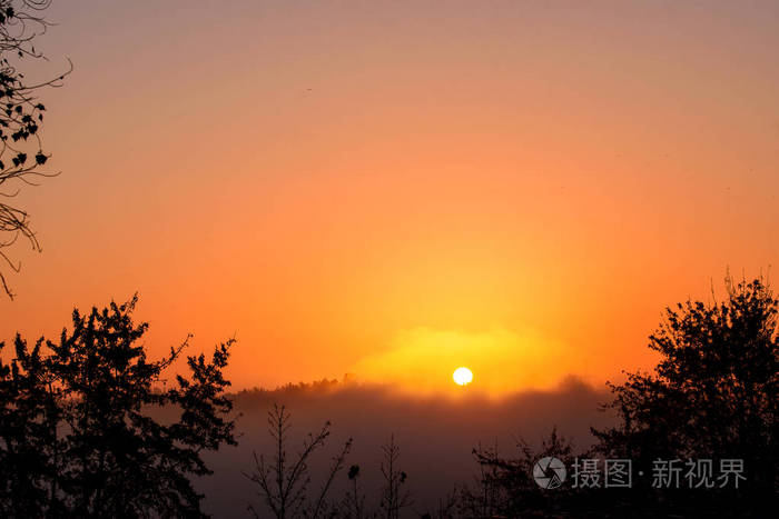 美丽的黎明。日出。秋天的日出清晨美丽的秋天