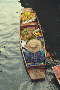 丹丹浮动市场的妇女销售水果, 曼谷, 拉差布里, 泰国