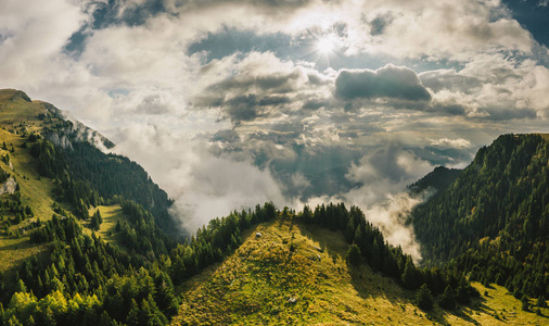 喀尔巴泰山脉在一个雾蒙蒙的秋日早晨达到顶峰。罗马尼亚布塞吉山脉