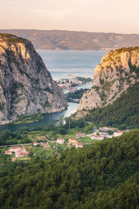 通过克罗地亚迪纳拉山的岩石迪纳拉山, 在亚得里亚海的奥米斯镇和岛布拉克的峡谷和河口 河口 的看法。垂直图像