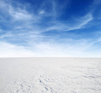 雪和天空的冬天风景背景