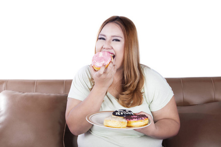 吃甜甜圈浪漫情侣约会在咖啡馆和吃甜甜圈在家吃甜甜圈的年轻妇女站着