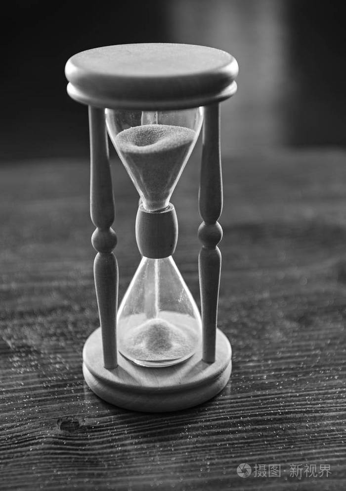 沙子掉进沙漏里面.时间流概念.木沙漏计数时间