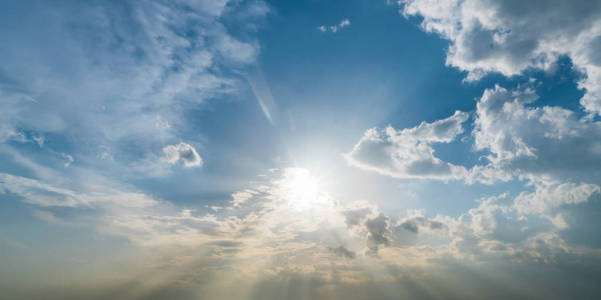 太阳射线通过云层像戏剧性的爆炸, 权力性质背景