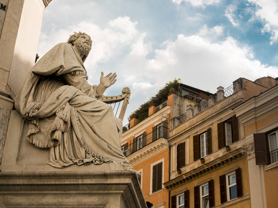 在罗马圣母圣塔的基础上的先知雕像