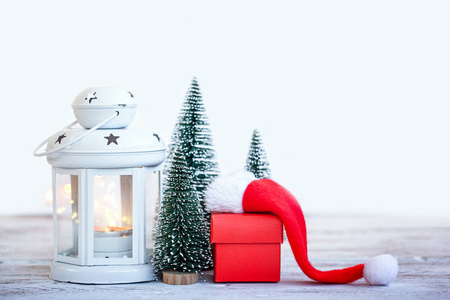圣诞节假期背景与三棵冷杉树和红色盒子。贺卡