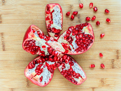 打开的石榴图片