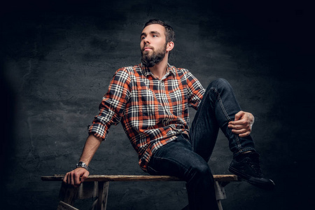 穿着牛仔裤和格子衬衫的人照片