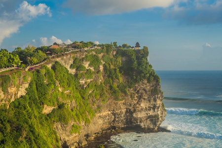 印尼巴厘岛 pura luhur Uluwatu 寺海岸线悬崖的景观