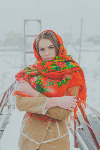 蓝眼睛的俄罗斯美女站在桥上图片