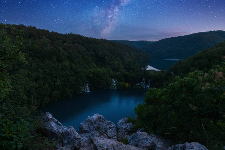 普利特维采湖国家公园, 惊人的夜景与星空和银河系的流行观点。克罗地亚森林环绕的瀑布和湖泊全景