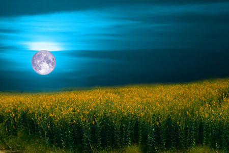 sunhemp 在山谷和蓝色的月亮五颜六色的天空, 这张图片的元素由 Nasa 装备