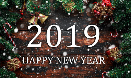 快乐新的2019年展示在一个质朴的木桌上装饰, 礼物, 雪, 树枝