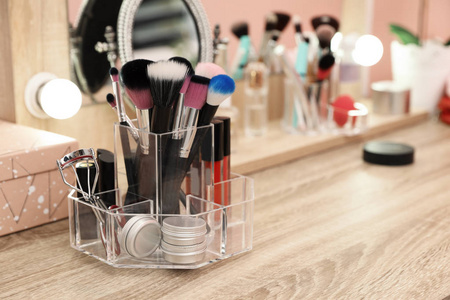 组织者与化妆品的化妆在桌子附近的镜子。文本空间