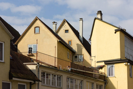 框架外墙和镀金现代建筑混合在一个历史悠久的城市德国南部