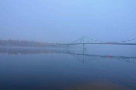 基辅第聂伯河上的行人桥神秘多雾的景观景观。秋景。乌克兰基辅